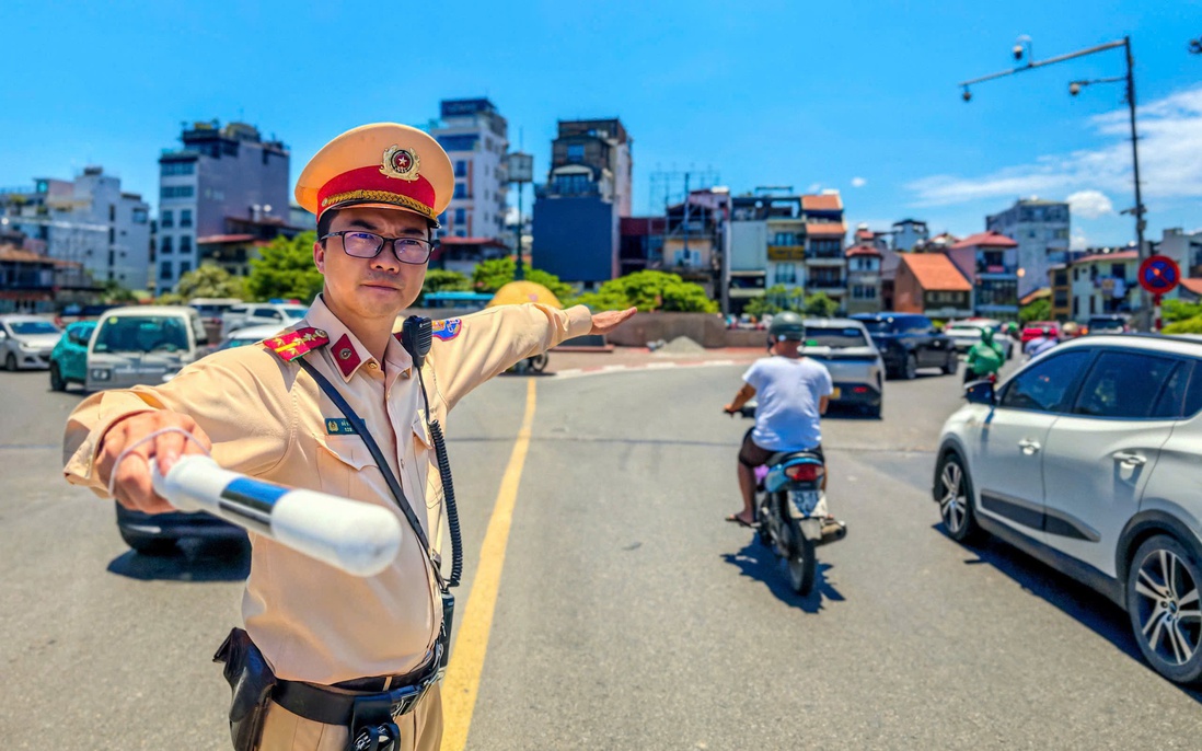 Giữa "chảo lửa" hơn 40 độ C: Cảnh sát giao thông Hà Nội bám chốt giữ nhịp đường phố