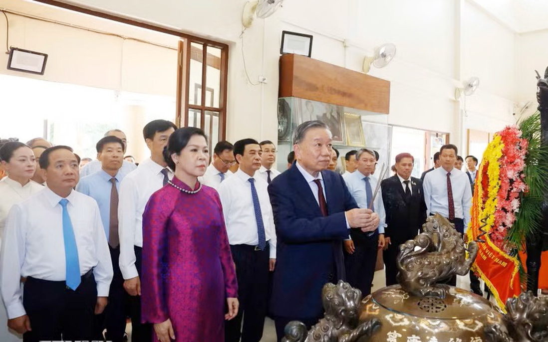 Tổng Bí thư, Chủ tịch nước dâng hương tưởng niệm Chủ tịch Hồ Chí Minh tại Thái Lan