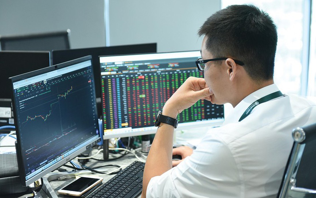 Cổ phiếu ngân hàng nâng đỡ VN-Index, song đà giảm của nhóm Vingroup vẫn lấn át