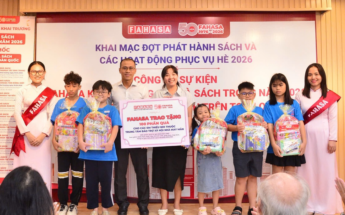 Trao nhiều phần quà cho các em nhỏ tại Nhà may mắn