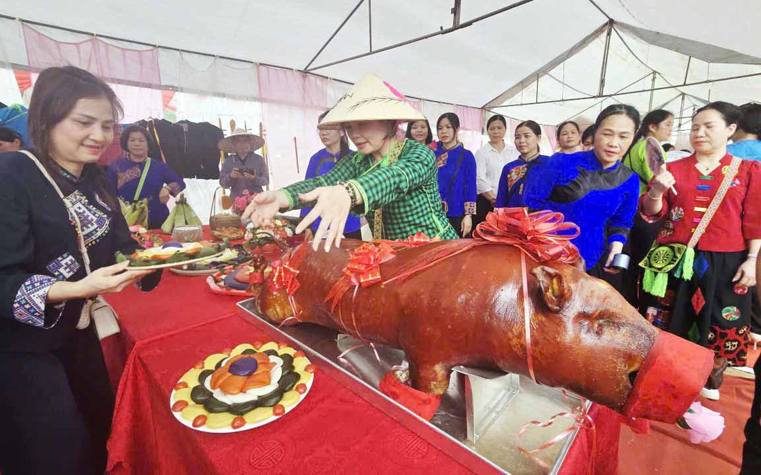 Chợ phiên truyền thống hút khách bằng thịt lợn quay, bánh dày và hát dân ca