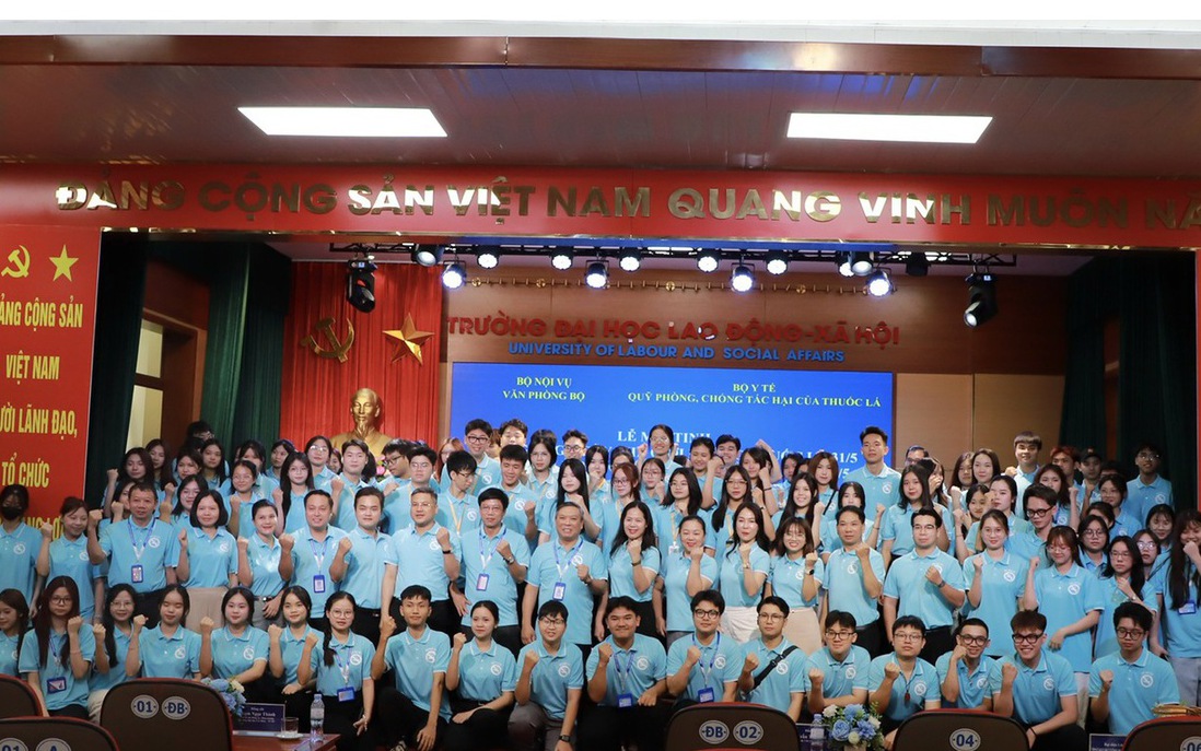 Bộ Nội vụ: Cán bộ, công chức, viên chức và người lao động cần gương mẫu nói không với thuốc lá