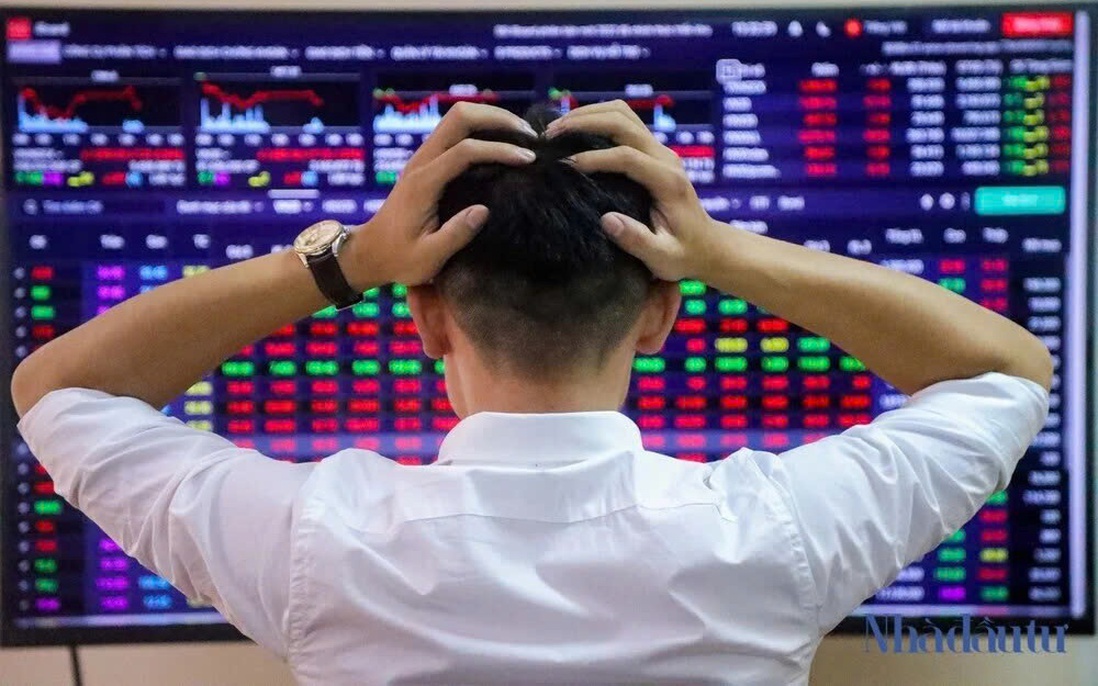 Thị trường chìm trong sắc đỏ, nhóm ngân hàng gây áp lực lớn dù VHM tăng trần