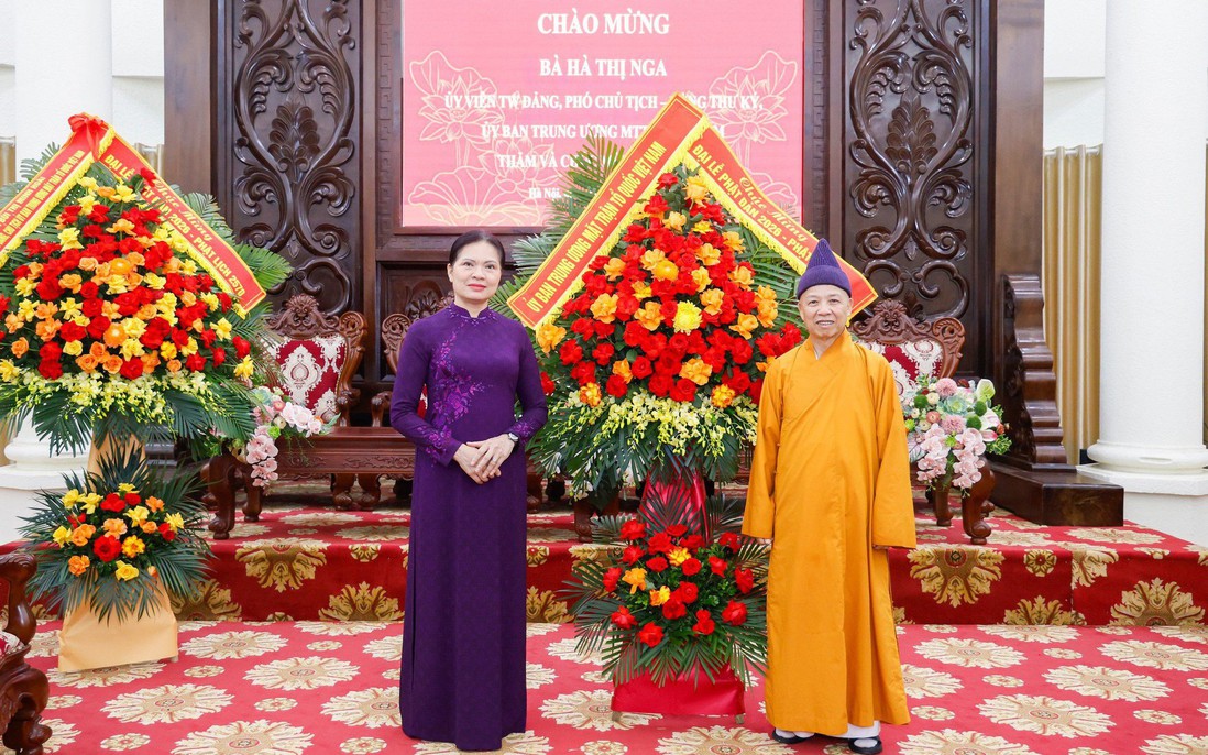 Phó Chủ tịch - Tổng Thư ký Hà Thị Nga chúc mừng Đại lễ Phật đản tại Học viện Phật giáo Việt Nam