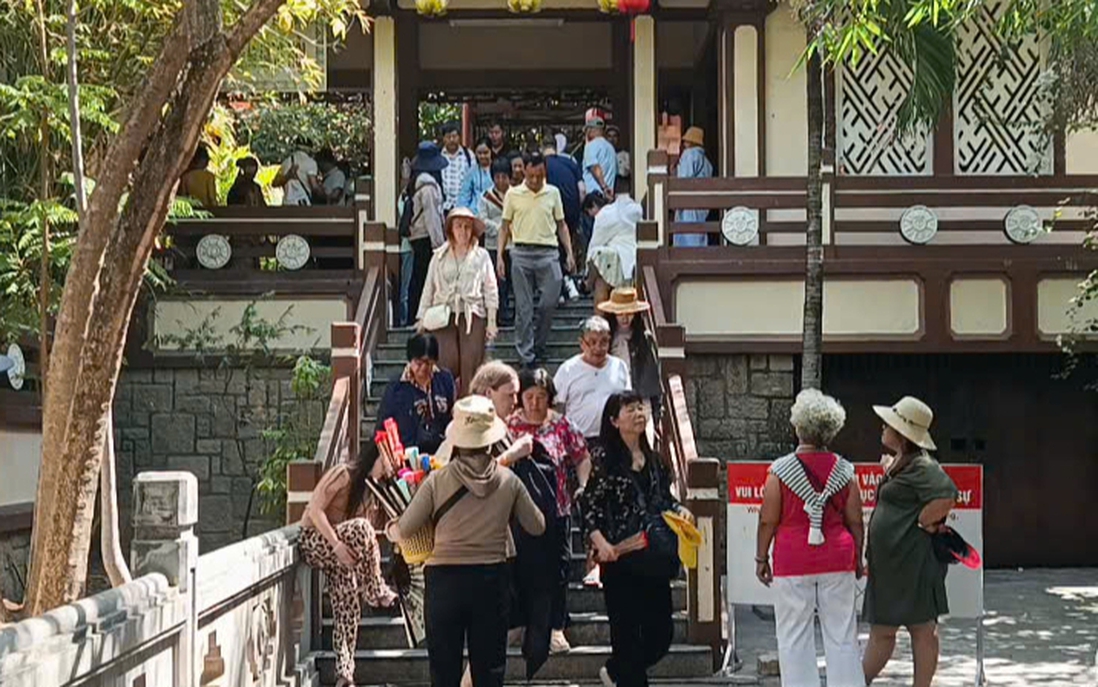 Khánh Hòa: Quyết chấn chỉnh nạn chèo kéo khách tại chùa Long Sơn sau phản ánh của Báo PNVN