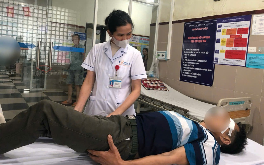4 người phải nhập viện cấp cứu vì sửa nhà sau giông lốc