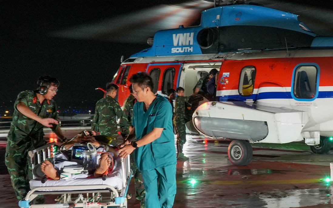 Trực thăng đưa 2 bệnh nhân từ Trường Sa về đất liền điều trị
