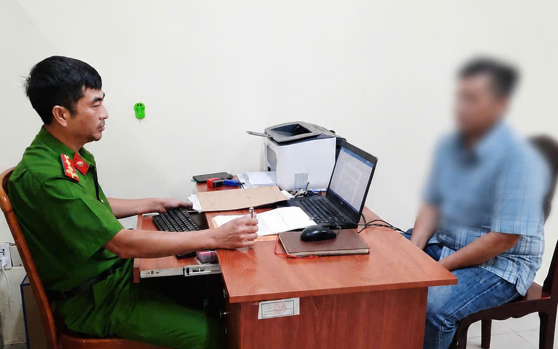Cho công nhân vay lãi cao, giữ thẻ ATM nhận lương để thu hồi nợ