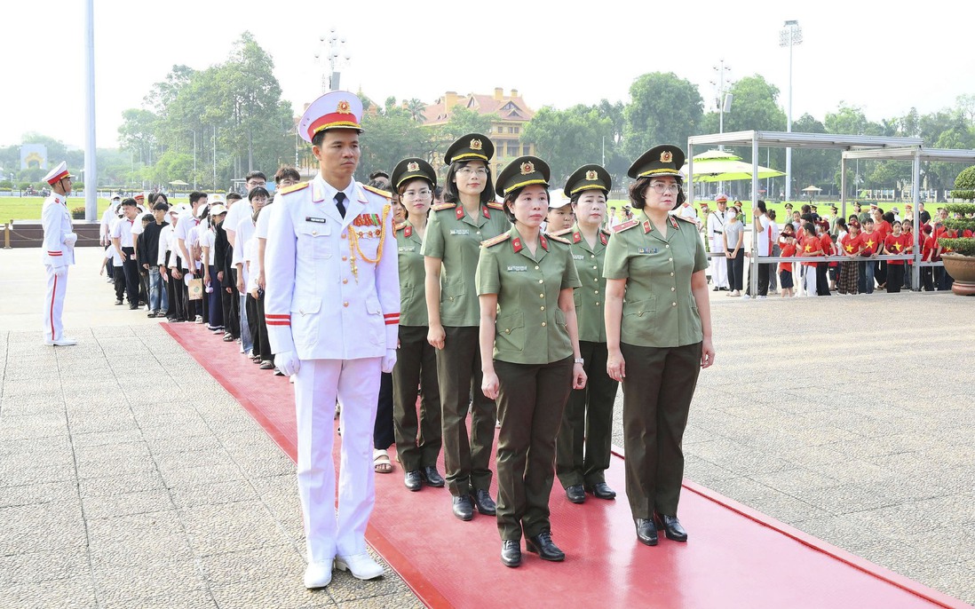 Đoàn đại biểu tham dự chương trình "Trại hè Yêu thương 2026" vào Lăng viếng Bác