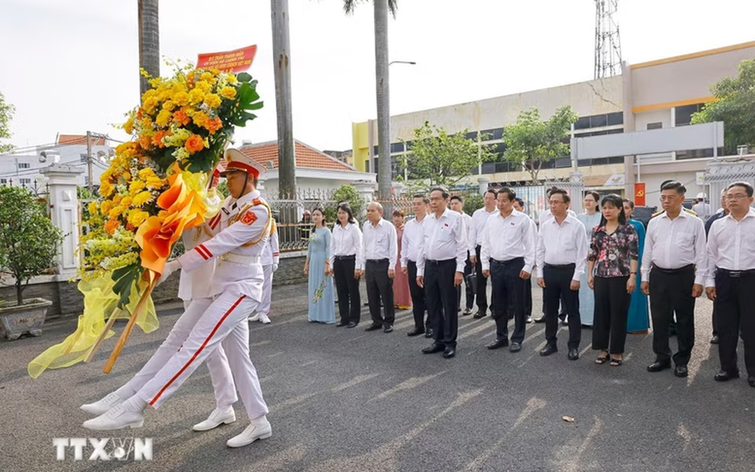 Chủ tịch Quốc hội dâng hương tại Di tích văn hóa quốc gia Dinh quận Hóc Môn