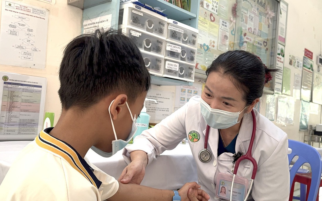 
Cứu sống bé trai 7 tuổi mắc não mô cầu nguy hiểm

