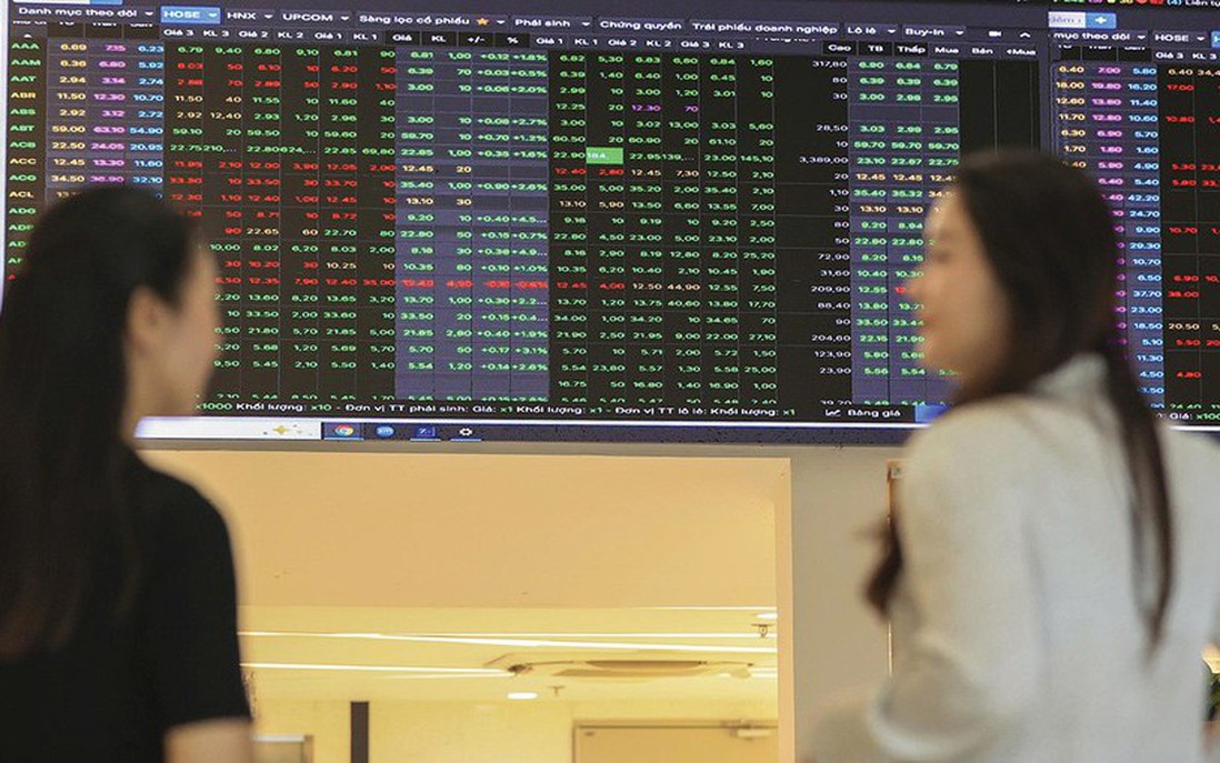 Vingroup kéo trụ, dầu khí bứt tốc: VN-Index áp sát 1.900 điểm