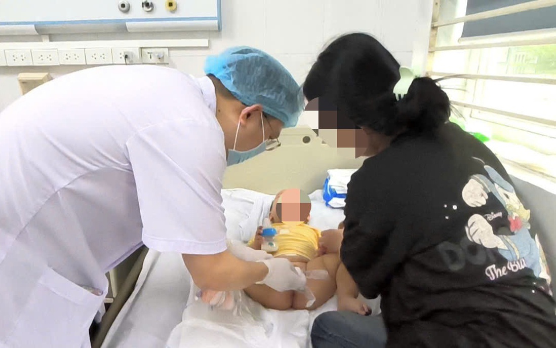 Phát hiện u tinh hoàn ác tính ở trẻ 13 tháng tuổi từ dấu hiệu này