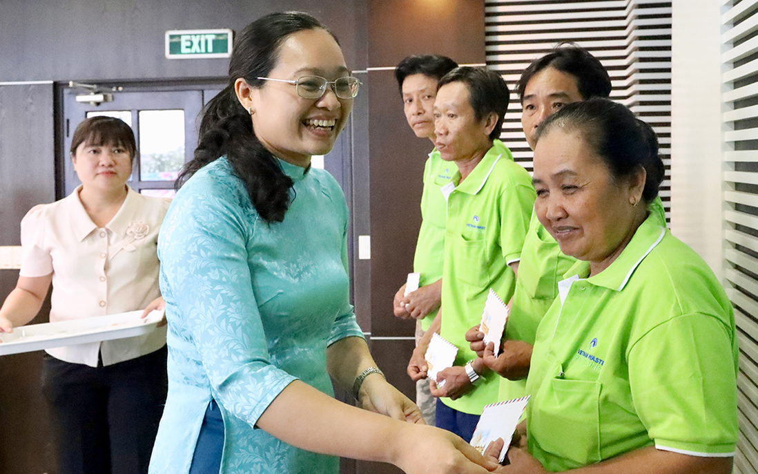 TPHCM: Tặng quà, khám sức khỏe cho hàng trăm công nhân tại xã Hưng Long