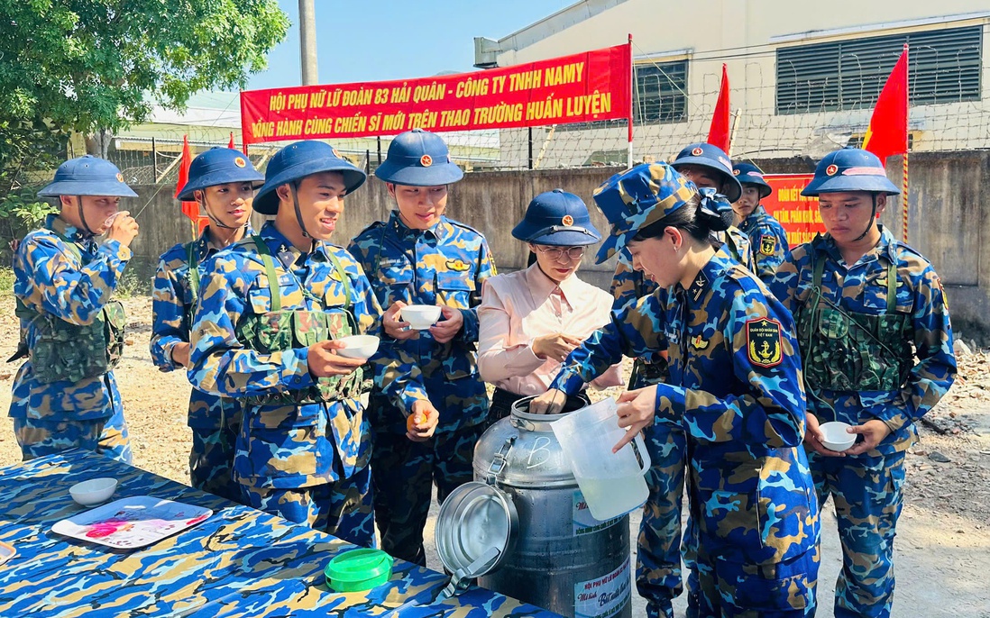 Hội Phụ nữ Lữ đoàn 83 động viên chiến sĩ mới trên thao trường