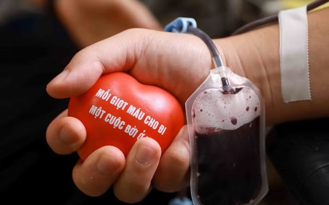 Nhiều y, bác sĩ trung tâm y tế kịp thời hiến máu cứu sản phụ qua cơn nguy kịch