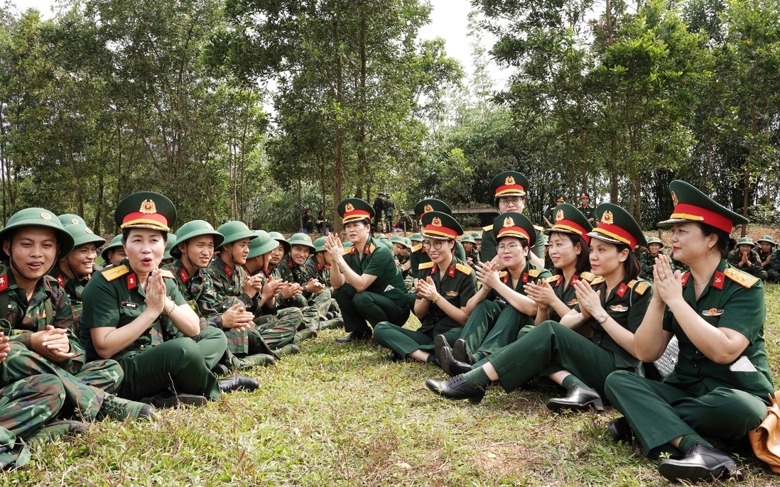Thao trường đổ mồ hôi, tình đồng đội đong đầy