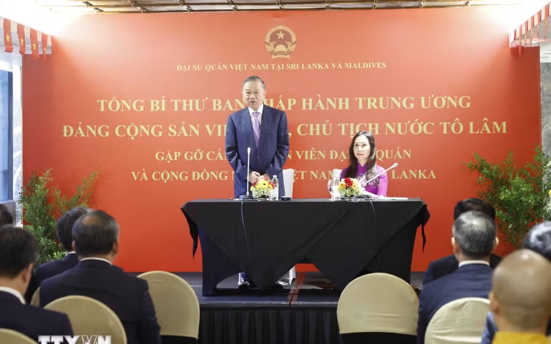 Top leader meets Vietnamese embassy staff, community in Sri Lanka