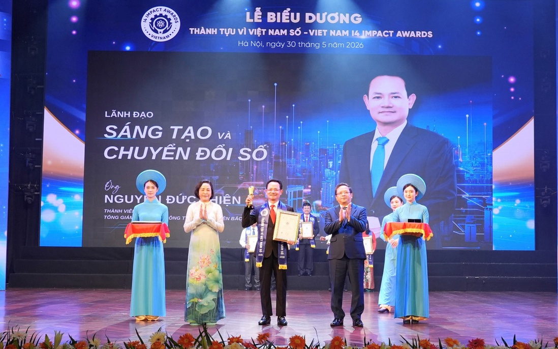 Tổng Giám đốc EVNNPC nhận Giải thưởng Lãnh đạo Sáng tạo và Chuyển đổi số