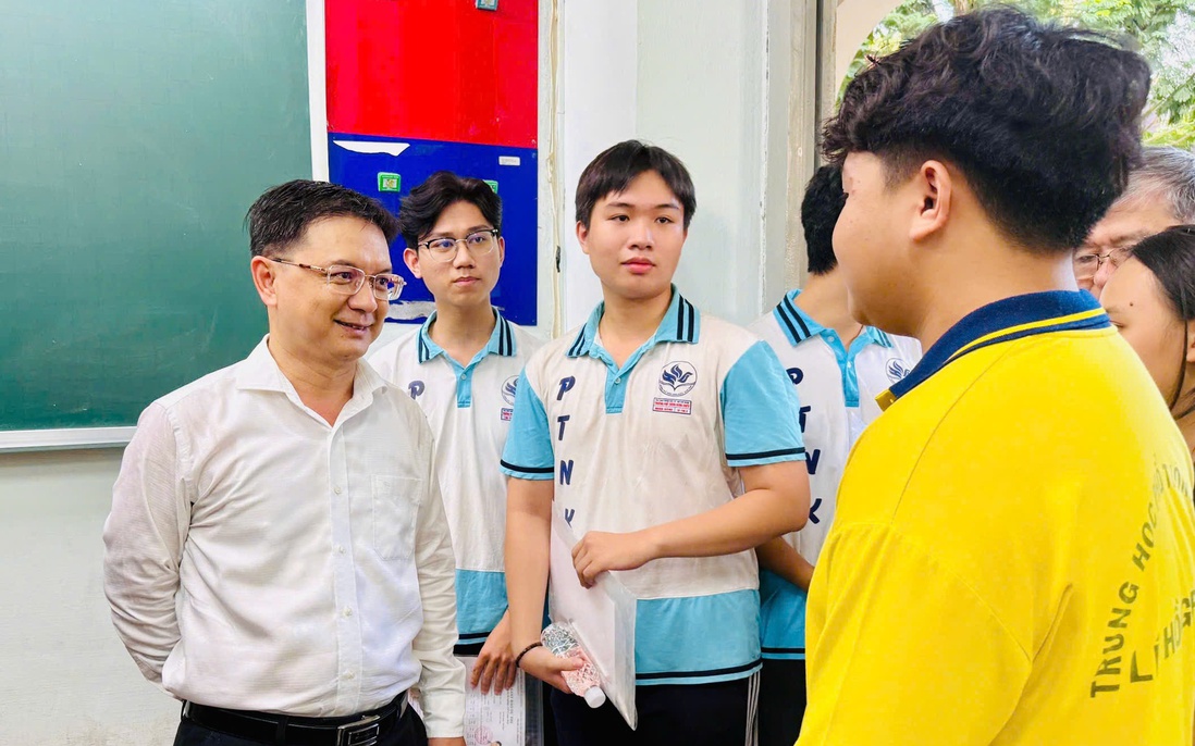 TPHCM: Lãnh đạo Thành phố động viên thí sinh trước giờ làm bài thi tốt nghiệp THPT năm 2026