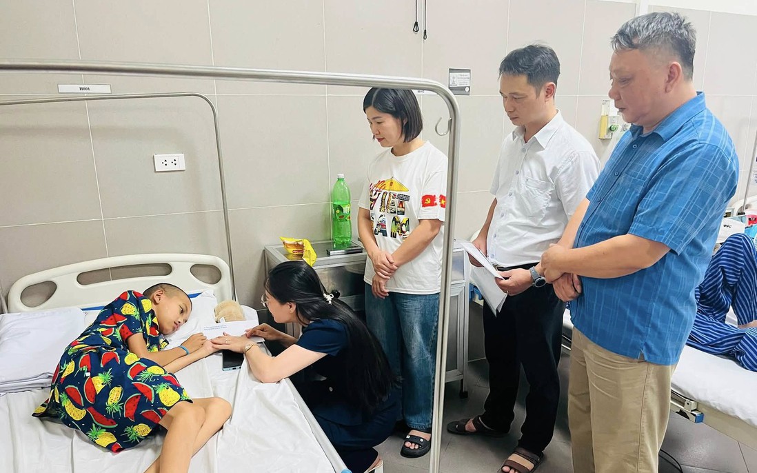 Mẹ con nam sinh khuyết tật thoát khỏi tử thần nhờ sự cưu mang của cộng đồng