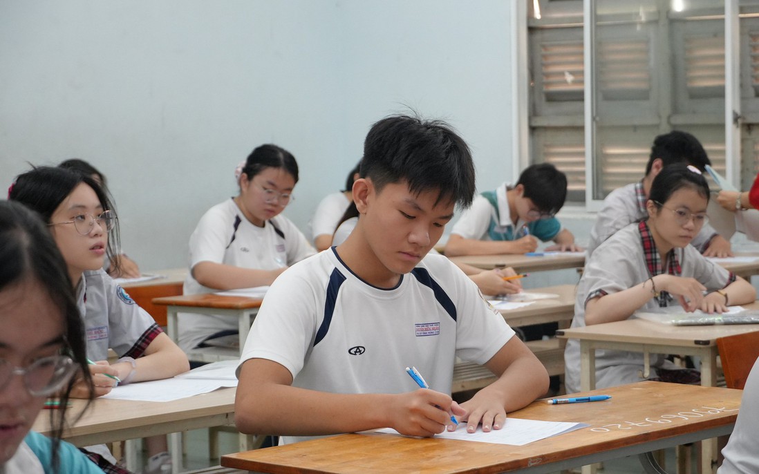 Thi tốt nghiệp THPT 2026: Nhiều thí sinh tại TPHCM "than" đề thi Ngữ văn khó