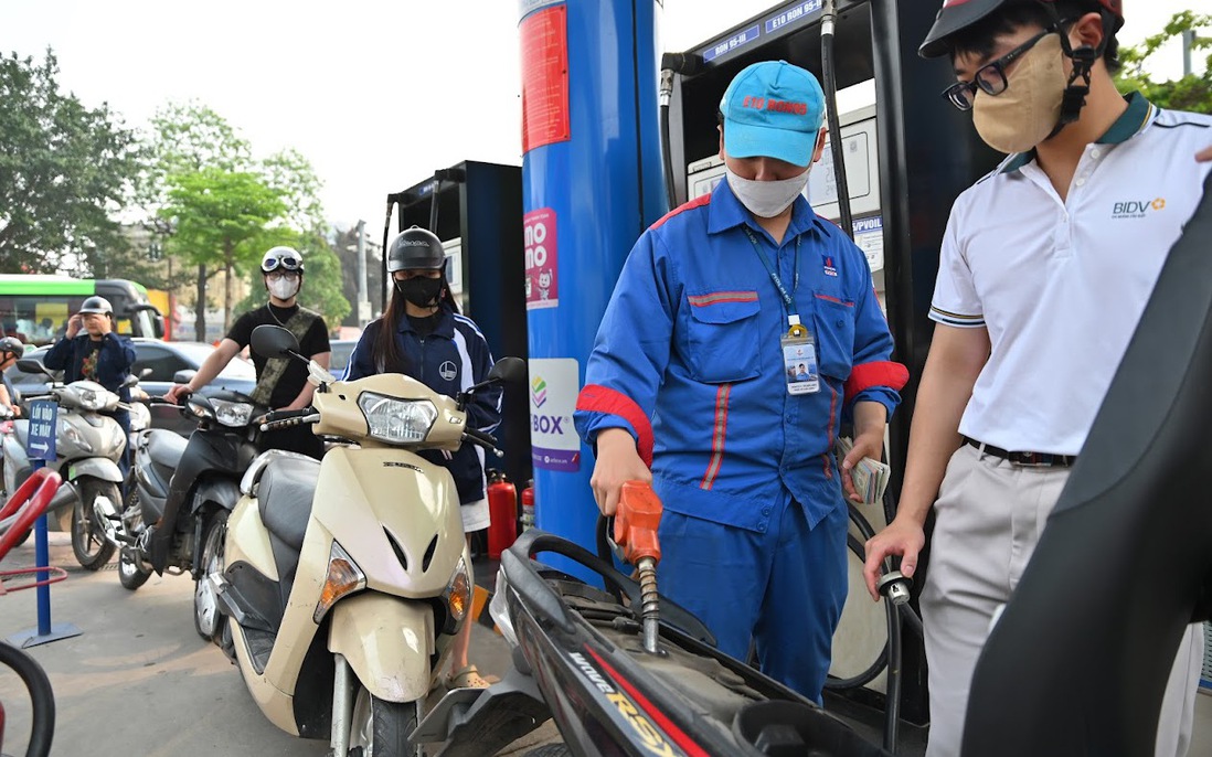 Giá xăng dầu tiếp tục điều chỉnh, dầu diesel giảm gần 1.000 đồng/lít