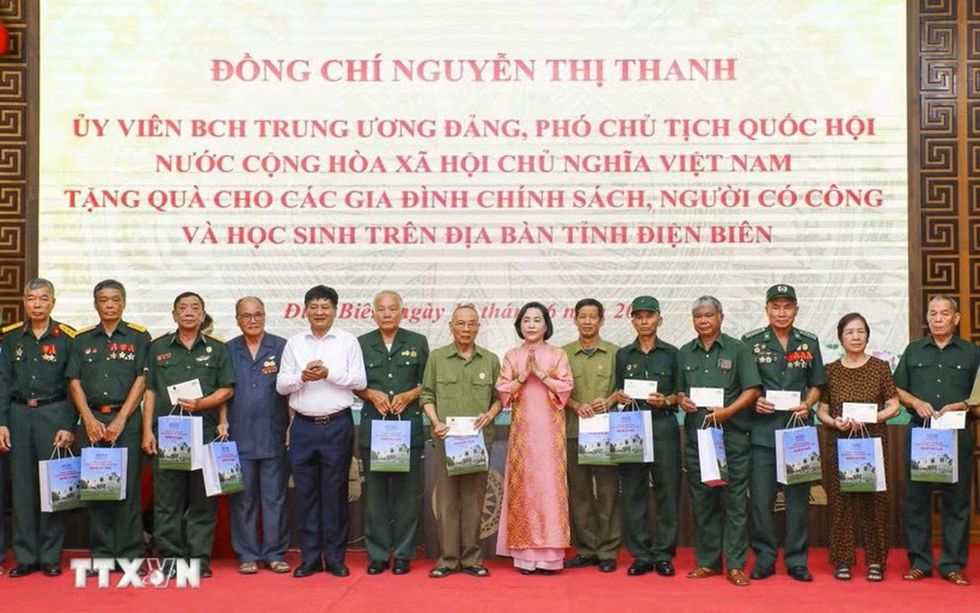 Phó Chủ tịch Quốc hội Nguyễn Thị Thanh tặng quà gia đình chính sách ở Điện Biên