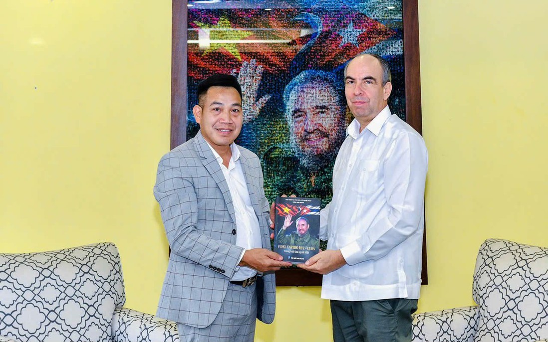 Đại sứ quán Cuba tại Việt Nam tiếp nhận tác phẩm "Fidel Castro Ruz - Cuba trong trái tim người Việt"