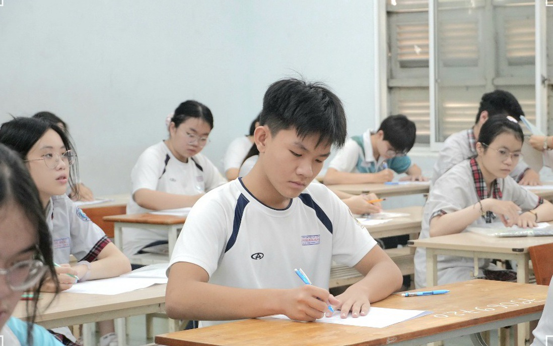 Thi tốt nghiệp THPT 2026: Nhiều thí sinh tại TPHCM "than" đề thi Ngữ văn khó