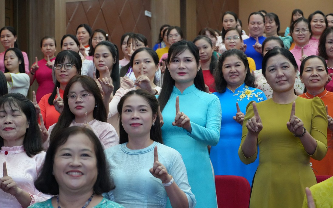 TPHCM: Hơn 300 phụ nữ phường Tân Đông Hiệp rèn luyện phong thái tự tin chào mừng Đại hội
