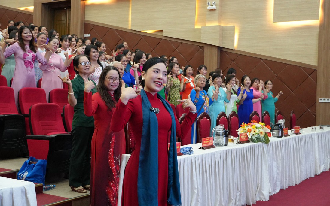Hơn 300 phụ nữ phường Tân Đông Hiệp rèn luyện phong thái tự tin chào mừng Đại hội