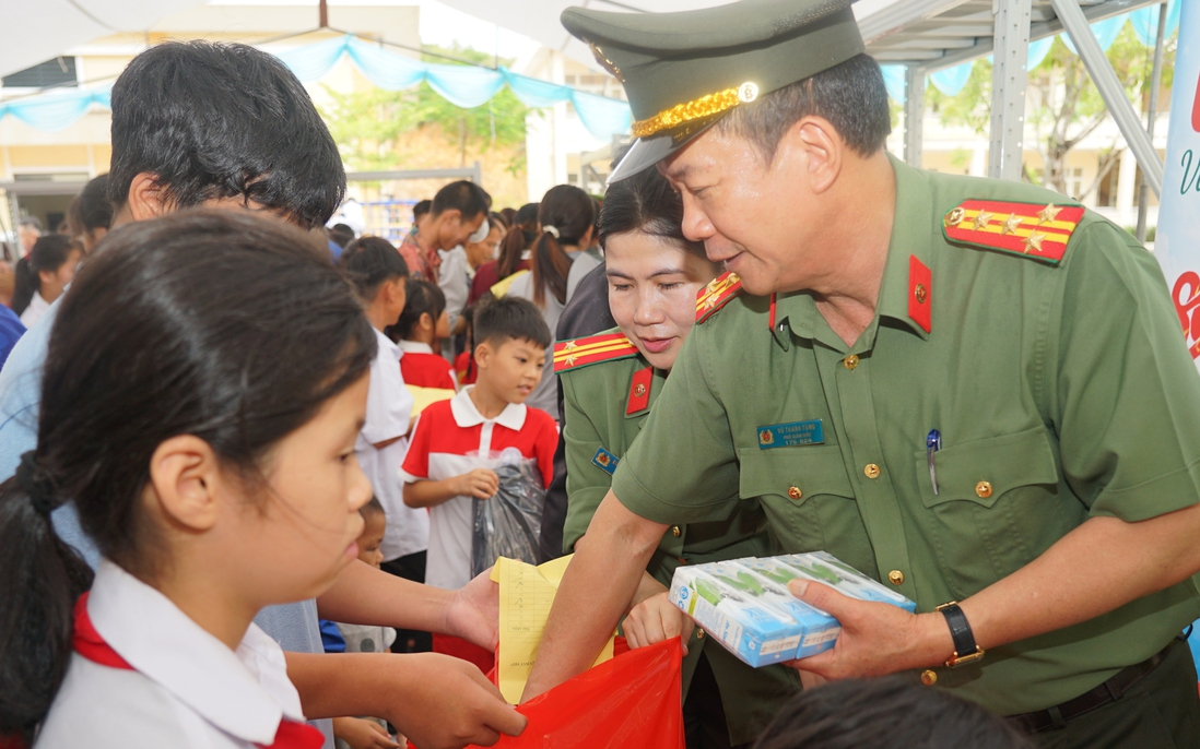 Người dân xã đảo tiền tiêu ấm lòng với “Gian hàng 0 đồng - Vì bình yên Đất Mỏ”
