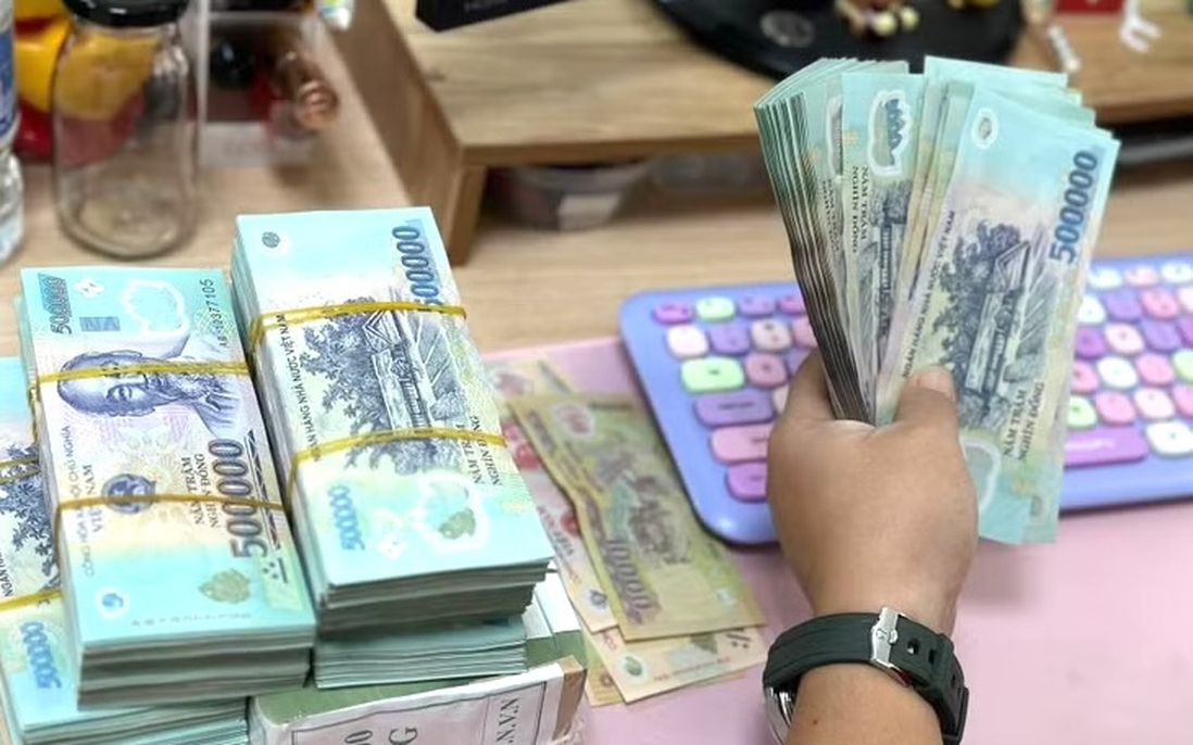 Tiền nhàn rỗi đổ vào ngân hàng, tiền gửi dân cư tăng kỷ lục