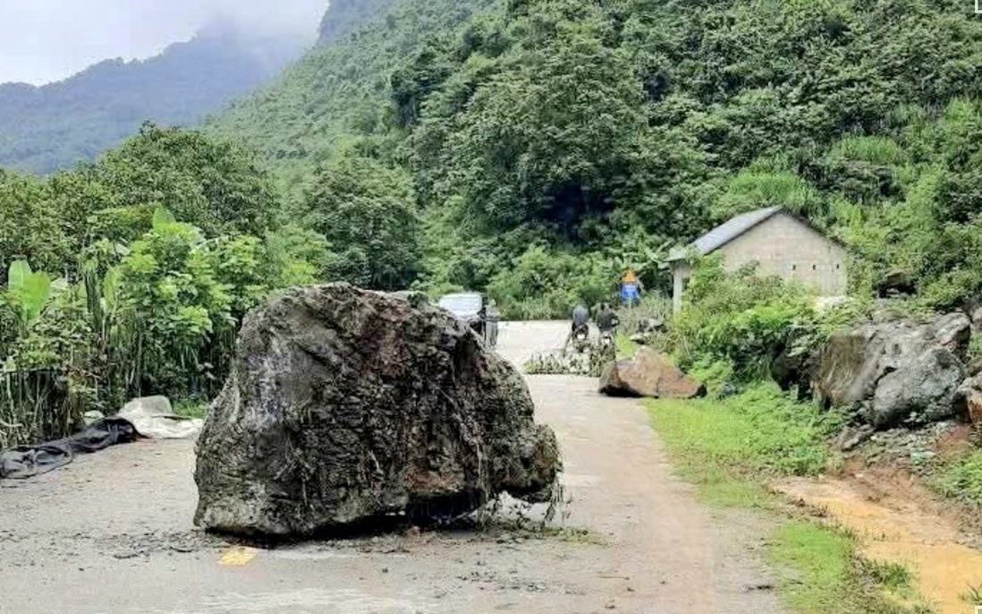 Kinh hoàng đá lở xuống đường, lăn vào nhà dân ở Cao Bằng