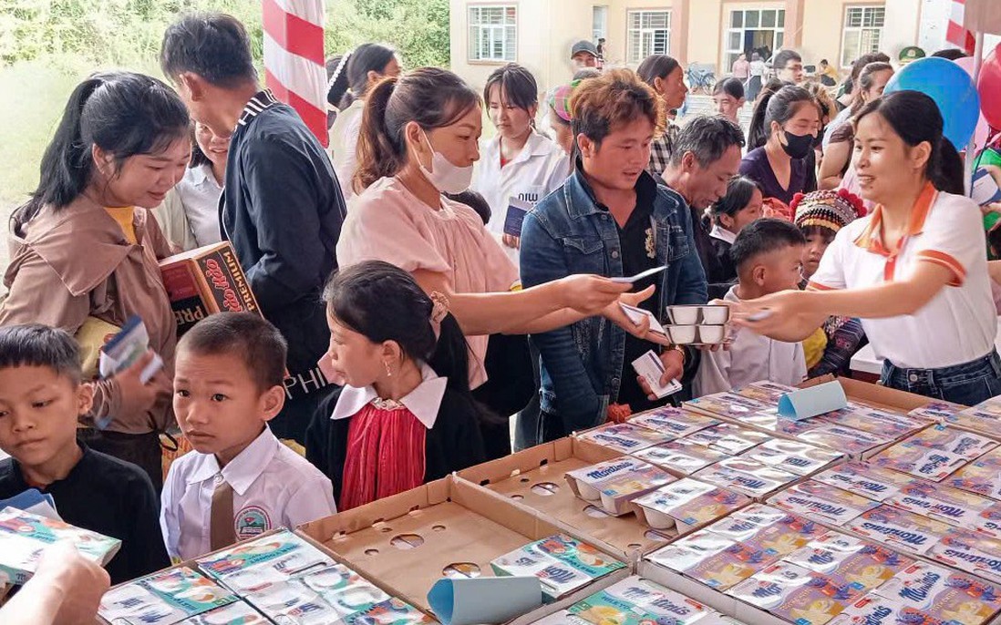 Ấm áp "Phiên chợ 0 đồng" tiếp sức cho trẻ em vùng cao Mường Khương