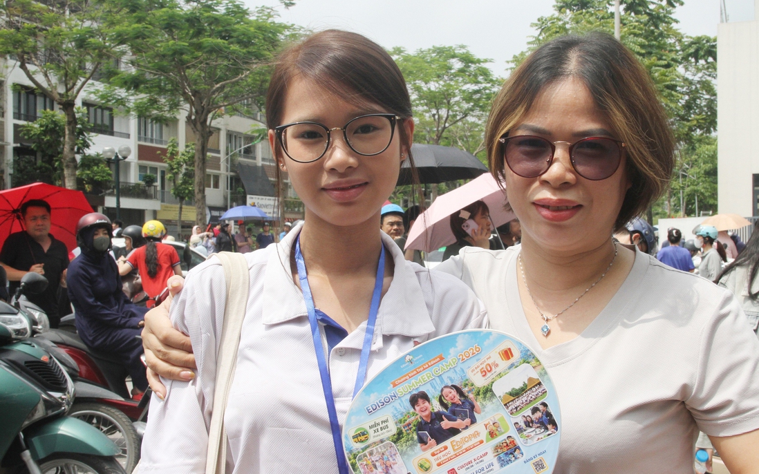 Chờ điểm thi vào lớp 10 tại Hà Nội: Con lo, cha mẹ thấp thỏm