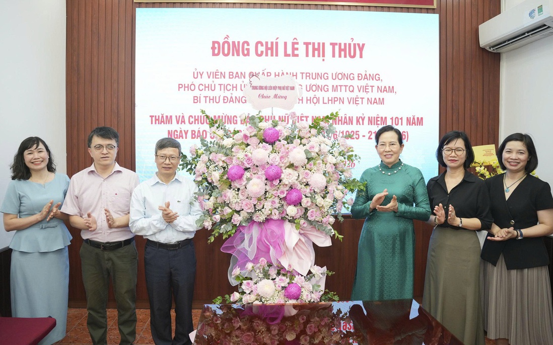 Chủ tịch Hội LHPN Việt Nam Lê Thị Thủy chúc mừng Báo Phụ nữ Việt Nam nhân Ngày 21/6