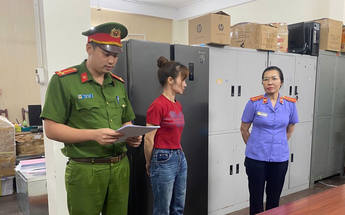 Khởi tố người phụ nữ sản xuất hơn 650.000 gói băng vệ sinh, bỉm giả