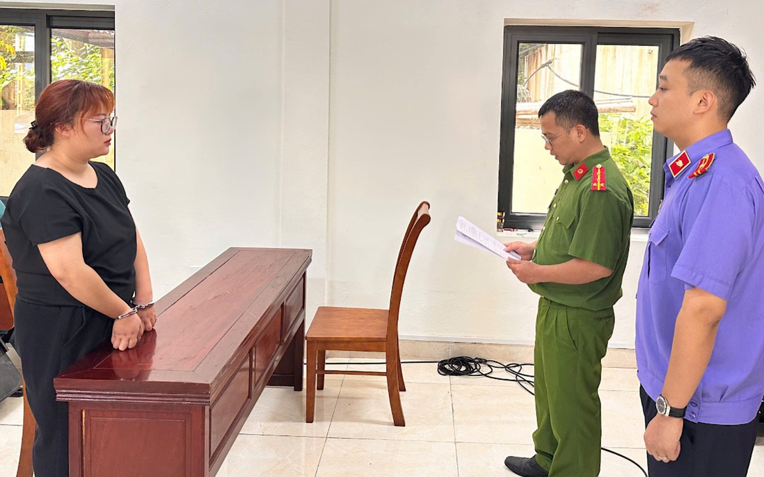 Khởi tố nữ đối tượng cầm dao truy sát người trong quán trà sữa