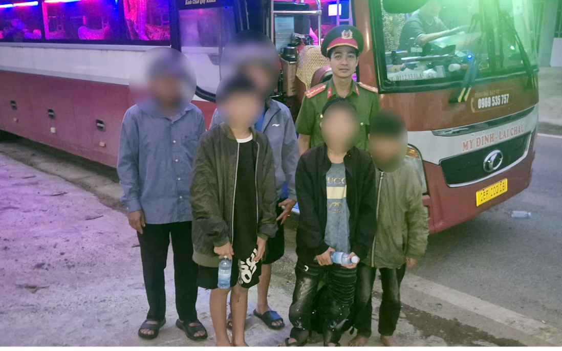 Chặn xe khách, đưa 3 thiếu niên suýt sập bẫy "việc nhẹ lương cao" về nhà