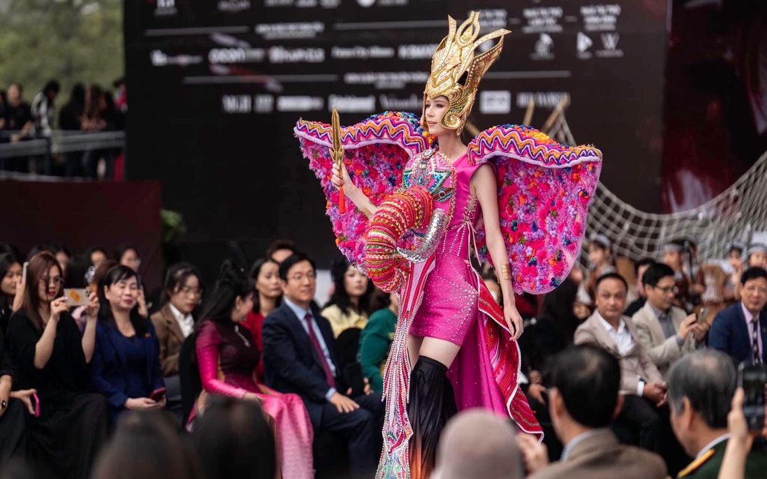 Hàng trăm Hoa hậu, Á hậu, Nam vương, Á vương tham gia tuần lễ thời trang quốc tế tại Việt Nam