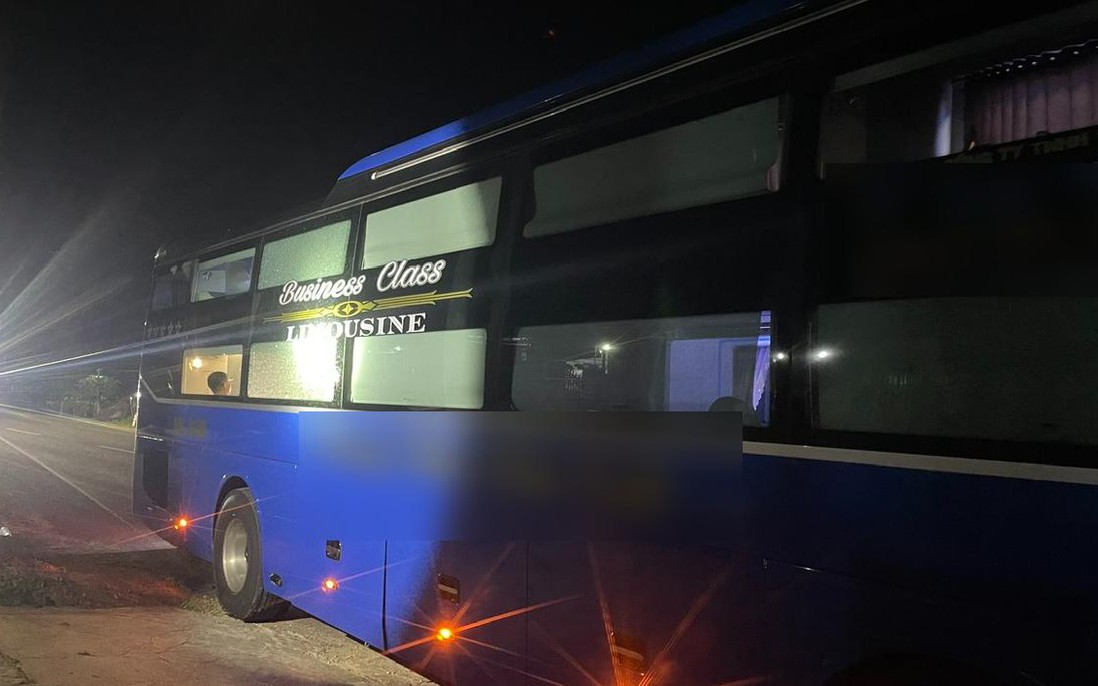 Ném đá vỡ kính xe khách trên quốc lộ, 3 đứa trẻ nói chỉ để "vui đùa"