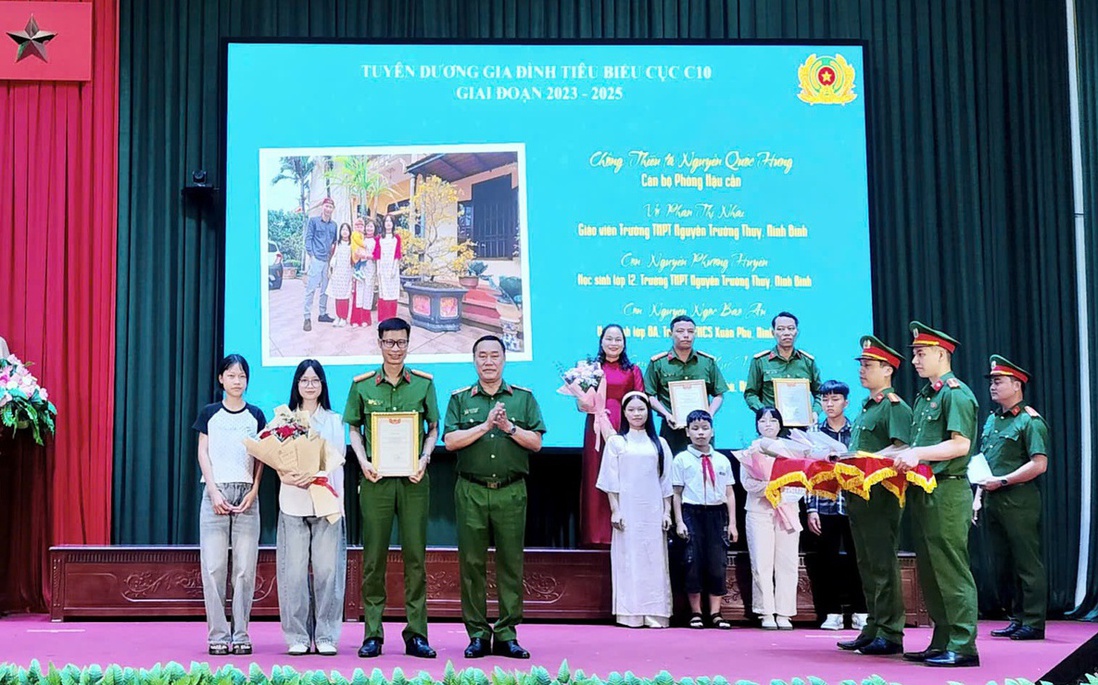 Tuyên dương 155 học sinh là con cán bộ Cục C10 đạt giải học sinh giỏi