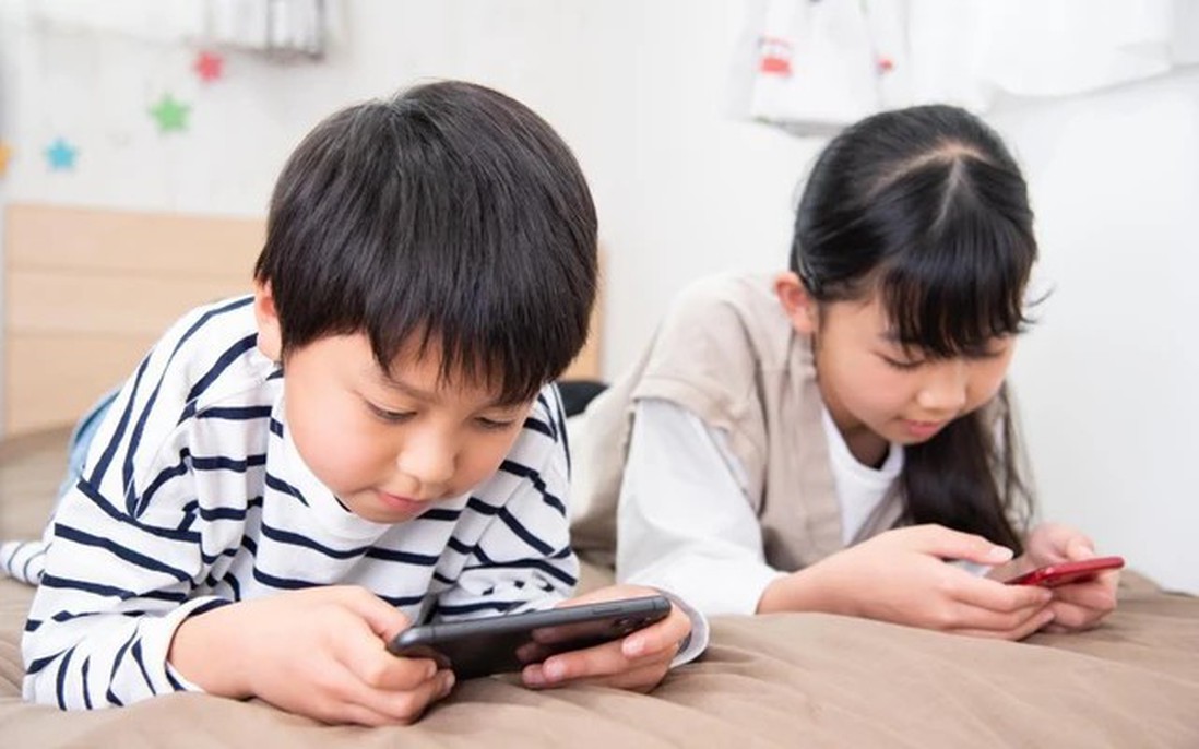 Nỗi lo từ chiếc điện thoại trên tay trẻ em
