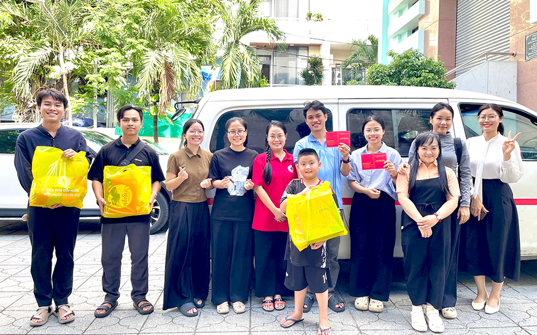 Xúc động khi nhiều thành viên trong gia đình, vợ chồng cùng đi hiến máu