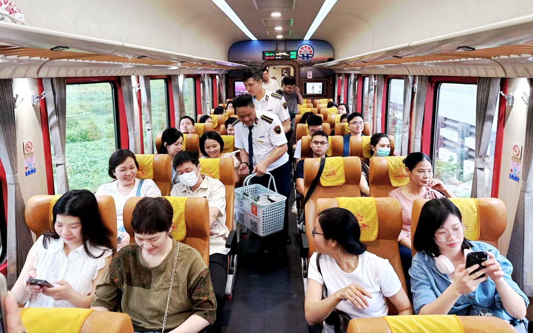 Khai trương "đoàn tàu Bạch Mai” đưa đón y bác sỹ đi làm Hà Nội-Ninh Bình