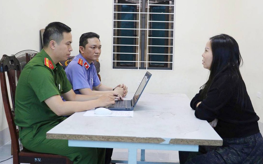 Khởi tố 3 đối tượng ném chất bẩn vào cửa hàng quần áo để "dằn mặt"