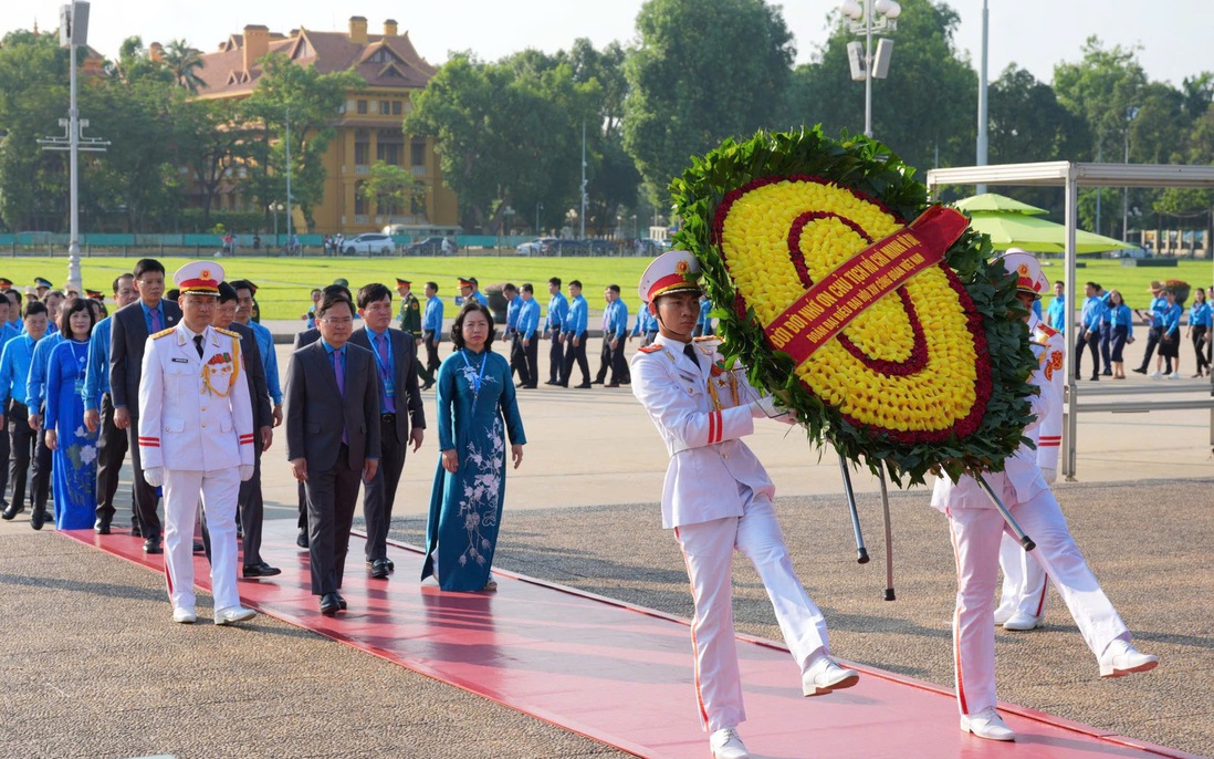 Đại biểu dự Đại hội Công đoàn Việt Nam XIV viếng Lăng Chủ tịch Hồ Chí Minh