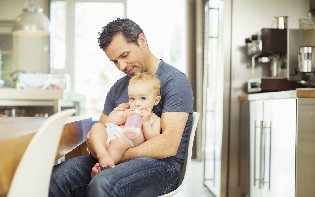 Những ông bố chọn giảm giờ làm để ở nhà chăm con